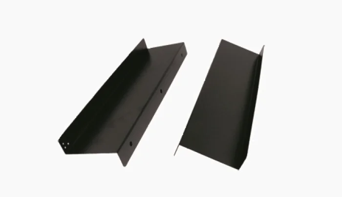 Zwei schwarze Metallregale zur Aufbewahrung oder Präsentation, abgewinkelt vor einem weißen Hintergrund, unterstreichen ihr schlankes und modernes Design. Hervorragende Aufbewahrungslösung.