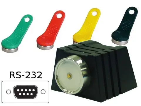 RFID-Leser und Schlüsselanhänger in mehreren Farben (grün, rot, gelb und schwarz), die Komponenten und Technologie von Sicherheits- und Zugangskontrollsystemen präsentieren.