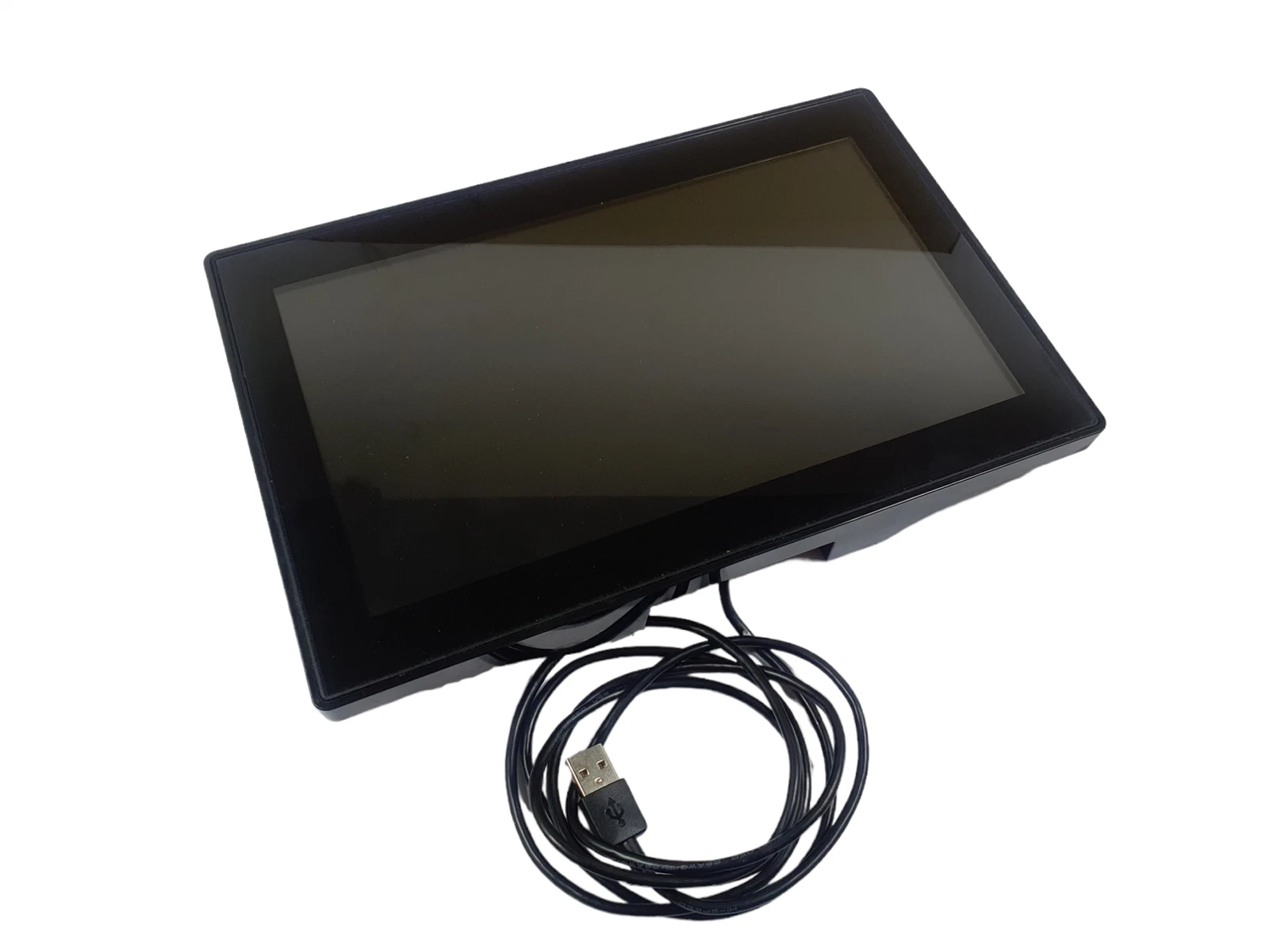 Ein isolierter schwarzer Touchscreen-Monitor mit einem USB-Kabel an der Unterseite. Dieses digitale Display bietet ein elegantes und modernes Design für vielseitigen Einsatz.
