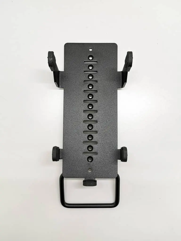 Nahaufnahme eines verstellbaren Telefonhalters oder einer Halterung aus schwarzem Metall, die sein Design und seine Funktionen zeigt. Ideal zum Erfassen von Details von Handyzubehör.