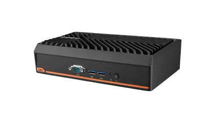 Nahaufnahme eines kompakten Industriecomputers. Verfügt über ein schwarzes Gehäuse, ein geripptes Kühlkörperdesign, mehrere Anschlüsse und ein klares, modernes Design für die Integration.