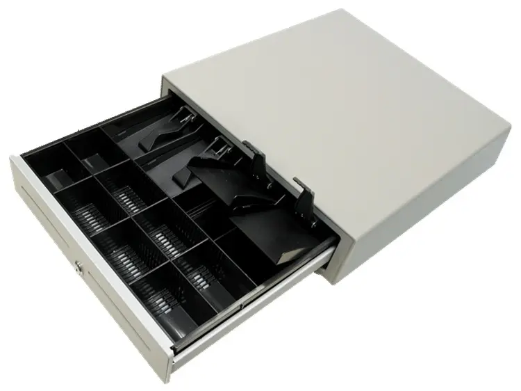 Bild einer offenen grauen Kassenschublade mit mehreren Fächern zum Ordnen von Scheinen, Münzen und Quittungen, die ein effizientes Kassensystem bieten.