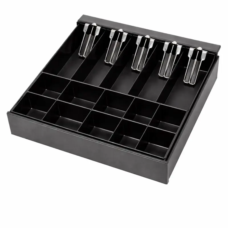 Bild einer schwarzen Kassenschublade mit mehreren Münz- und Scheinfächern und Metallklammern zur Sicherung von Bargeld im Einzelhandel.